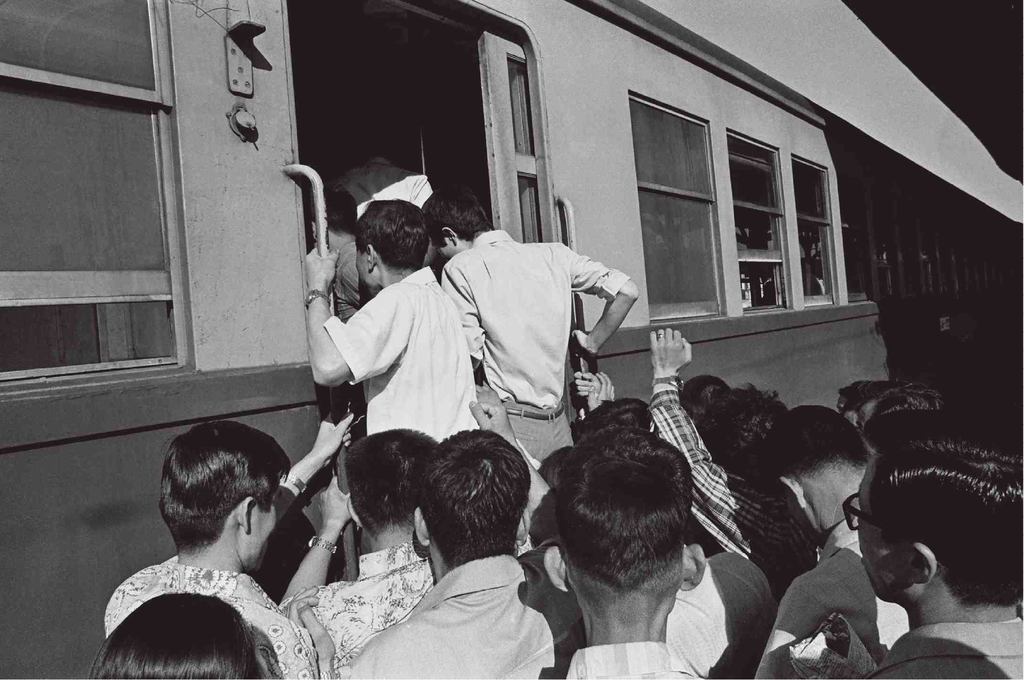 Pickpocket hotspots: Pickpocketing gang at Dongincheon station in Incheon, South Korea (1972). Photo by National Museum of Korean Contemporary History. Pickpocket hotspots: Pickpocketing gang at Dongincheon station in Incheon, South Korea (1972). Photo by National Museum of Korean Contemporary History.